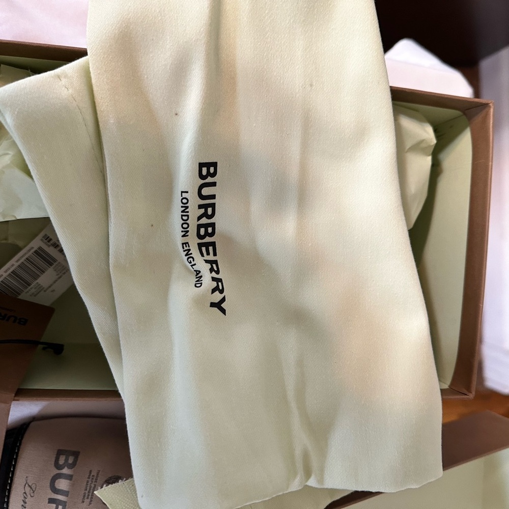 🌸CLOSET BLOWOUT🌸🌸 Burberry Black and Beige Slides size 41 - Picture 5 of 11